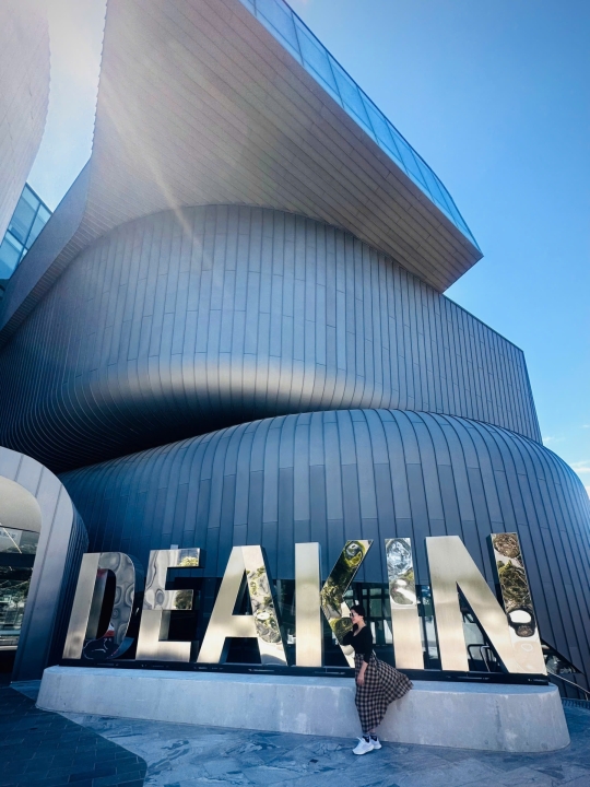 Visit Swinburne University Úc và Deakin University